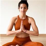 Sono un'insegnante di Yoga e Pilates a Milano riconosciuta a livello internazionale. Insegno Hatha Yoga, Yoga Vinyasa, Meditazione, Pranayama, Matwork Pilates e Pilates con piccoli attrezzi